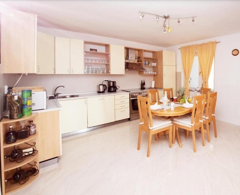 Apartman Sous Les Rochers Grizane-Belgrad ภายนอก รูปภาพ